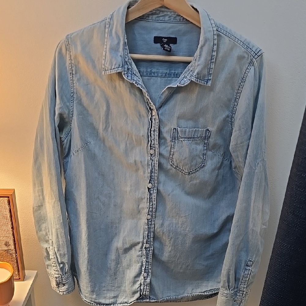 Women's GAP Light Wash Chambray Button Down Top 100% Cotton Size Medium